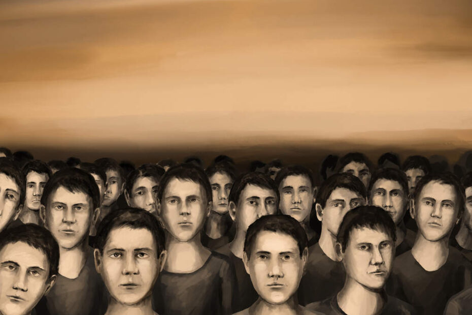 Gesichter unter weitem Himmel: dichte Menschenmenge hinter einer breiten braunen Begrenzung unter dunklen Wolken