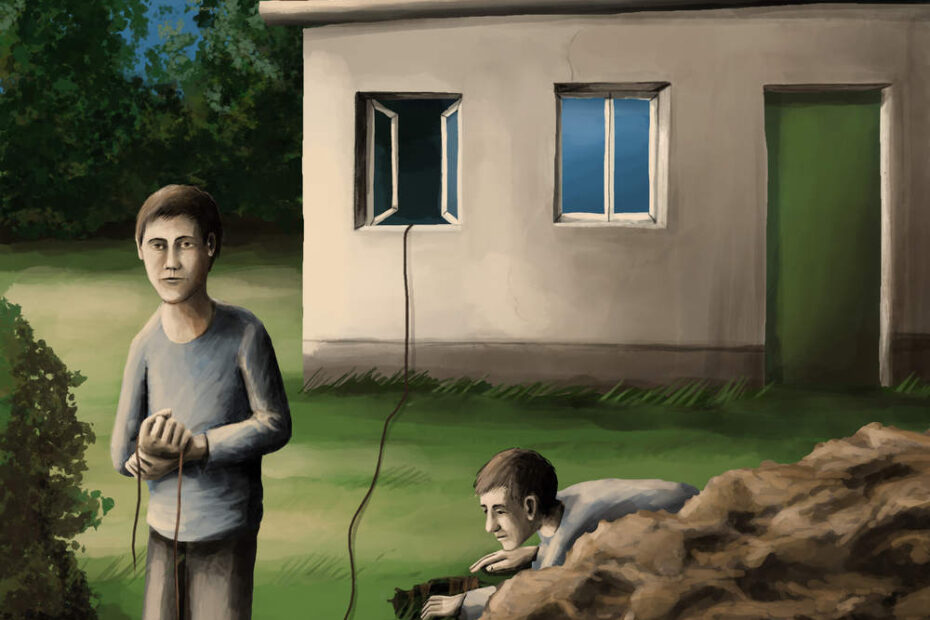 Zwei Männer vor einem hellen Haus: Einer steht barfuß mit einem Kabel auf dem Rasen, der andere liegt an aufgeworfener Erde und blickt in ein Erdloch.