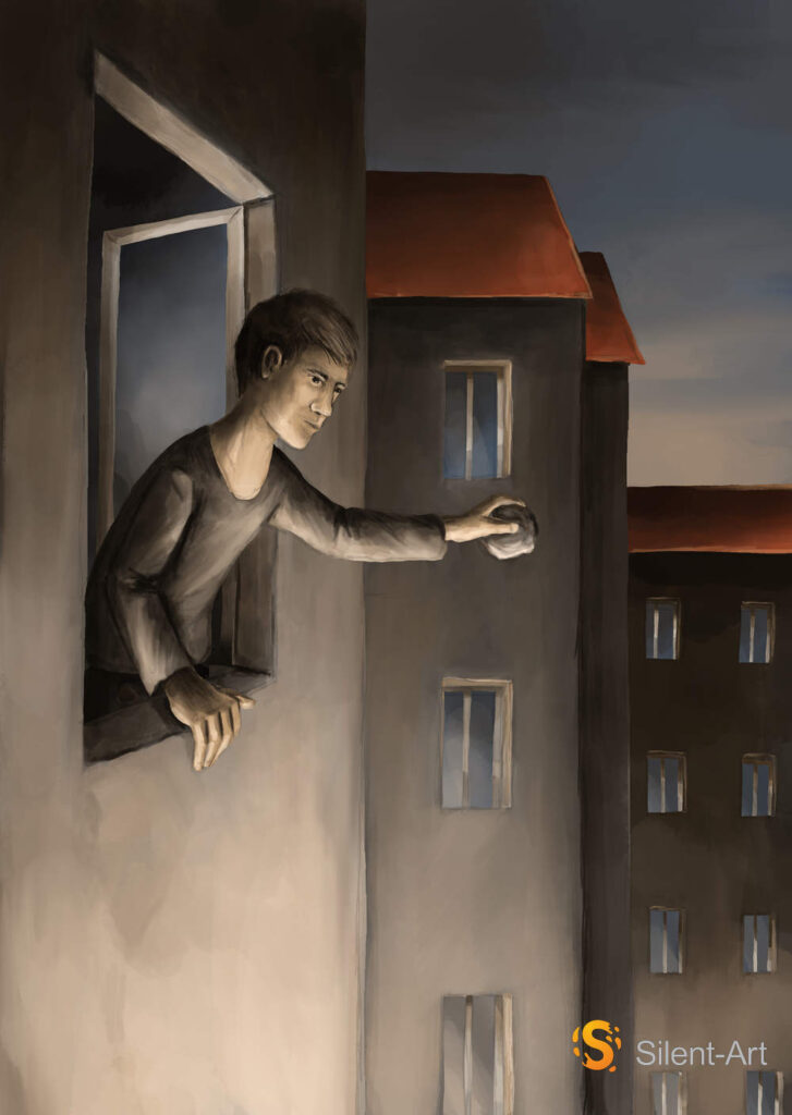 Silent-Art 1 Mann lehnt aus einem offenen Fenster und hält mit ausgestrecktem Arm einen kleinen grauen Gegenstand vor benachbarten Hausfassaden.